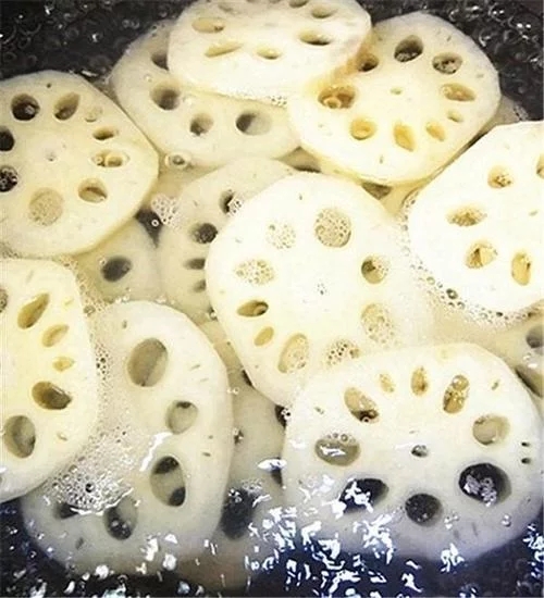 麻辣藕片，四川人的必備小吃，吃了根本停不下來(lái)