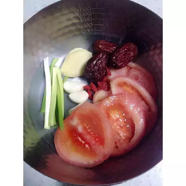 秋天到了,學學這5款火鍋湯底的做法吧! 秋天到了,學學這5款火鍋湯底的做法吧!