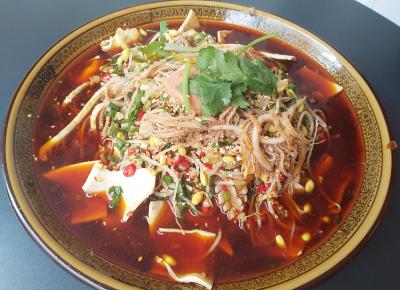 川味冒菜技術培訓班，老師在一旁從中指導