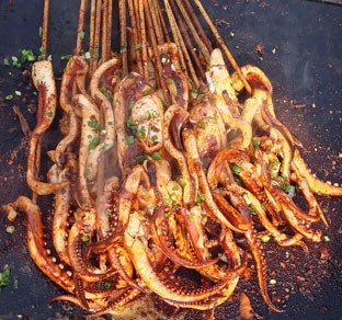 四川小吃鐵板魷魚技術做法哪里好？短期小吃培訓中心